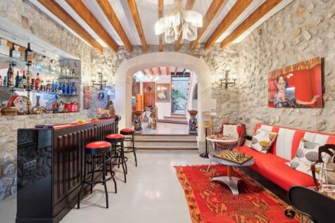 Entrance &amp; Bar Area