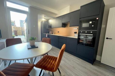 Modern 2 Bed Terraced House // Jun 2027 photo 3