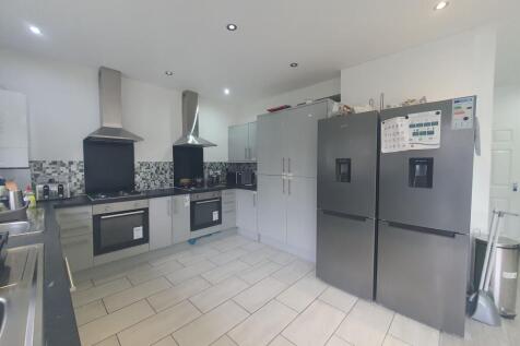 COMMUNAL KITCHEN