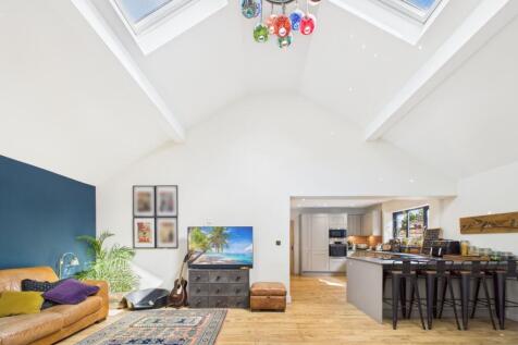 CAM02093G0-PR0053-STILL019