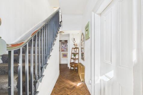 CAM04201G0-PR0061-STILL001