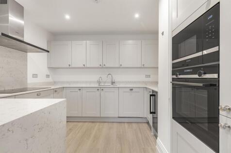 Merrileas Drive, Oxshott, Leatherhead photo 4