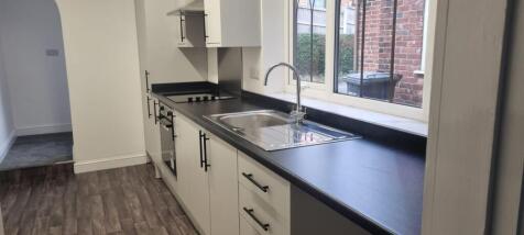 Kitchen (002).jpg