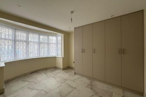 3 Carlyon Close, ...