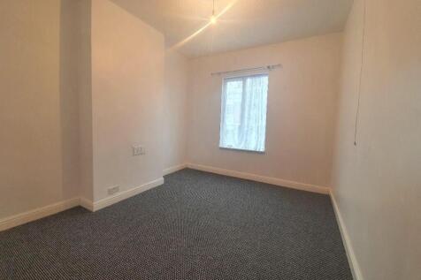Holmsdale Road, Foleshill - Rear Double Bedroom .j