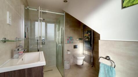 24. Ensuite to bed 4