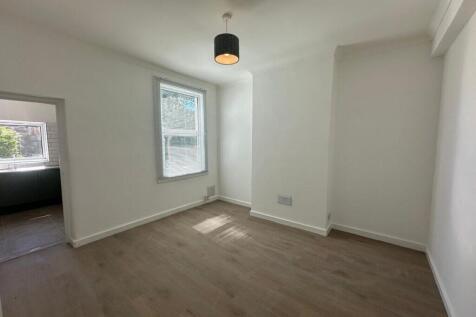 3 Bedroom House – Alberta Road, Bush Hill Park, London EN1 photo 3