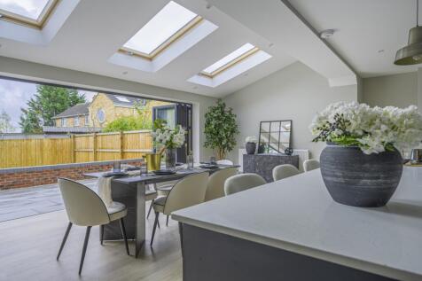 Kitchen Diner and Garden - EweMove Swindon South