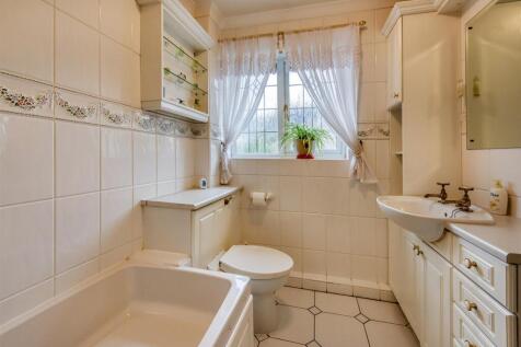 3 Cranmere Court-bathroom.jpg