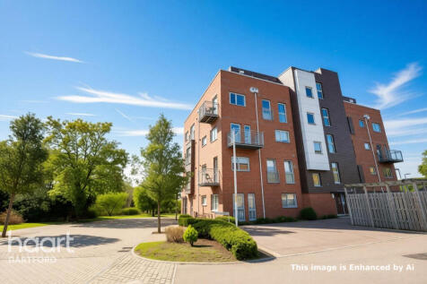 3-bed flat on Stones Avenue, DARTFORD, £2,100/mo