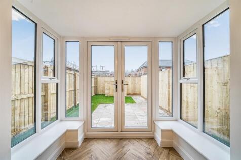 3 bedroom End of Terrace House in Alfred Cartwright Close, Crewe photo 4
