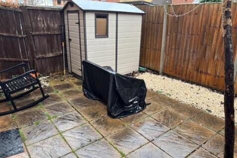 enclosed patio garden