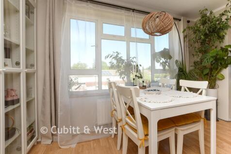 Lounge/Dining Area