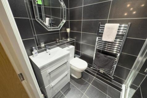 First Floor Bedroom En Suite (2).jpg