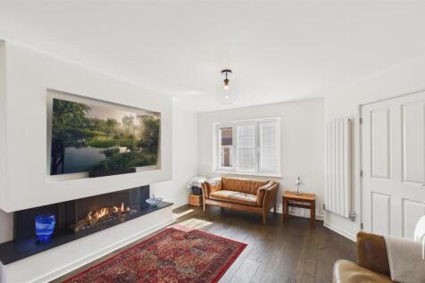 Lounge/Dining Area