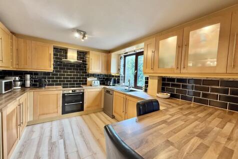 Kitchen with Breakfast Bar