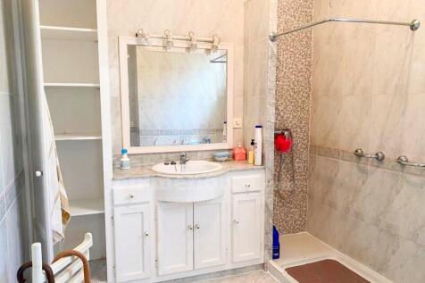 Ground floor house with large patio in Es Castell