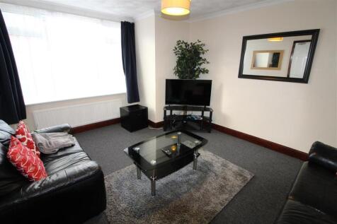 4-bed semi-detached on Harborough Road, Southampton, £2,100/mo