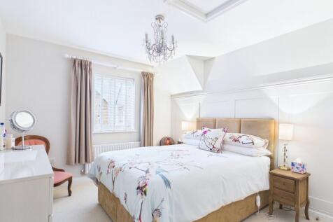 CAM01338G0-PR0166-STILL006