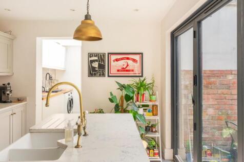 2B5PTN - Kitchen B.jpg