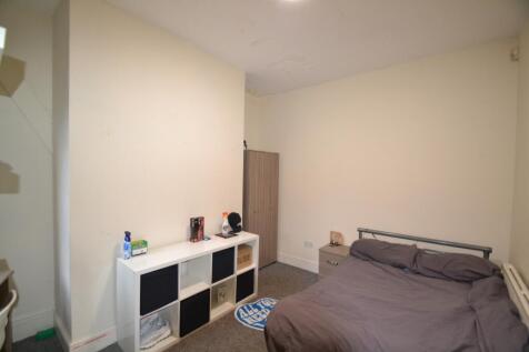 A cozy double bedroom featuring a comfortable b...