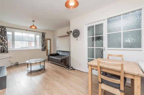 Living / Dining Room: