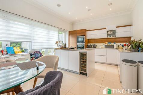 Kitchen/ Dining Room