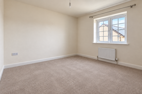 3 bedroom Semi Detached House in Harrowell Close, Cawston, Rugby photo 4