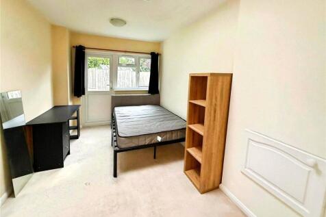 Malt Hill, Egham, Surrey, TW20 photo 4