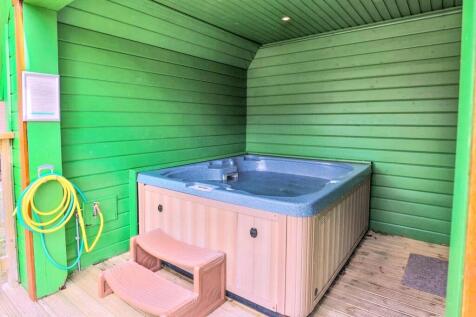 Balcony With Hot Tub