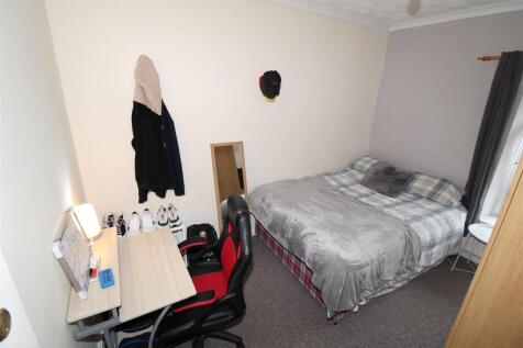 Cosy double bedroom with a dedicated study spac...