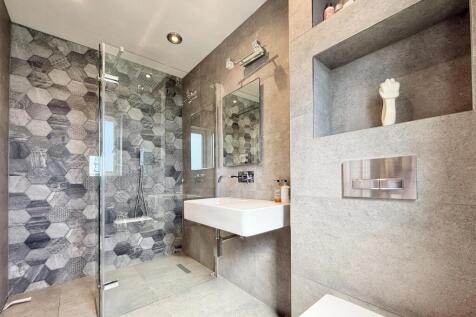 Bedroom 5 Ensuite.jpg