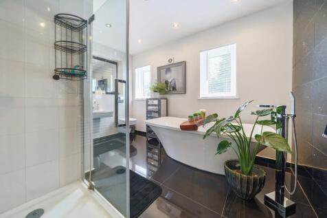 EN-SUITE BATH &amp; SHOWER ROOM.jpg