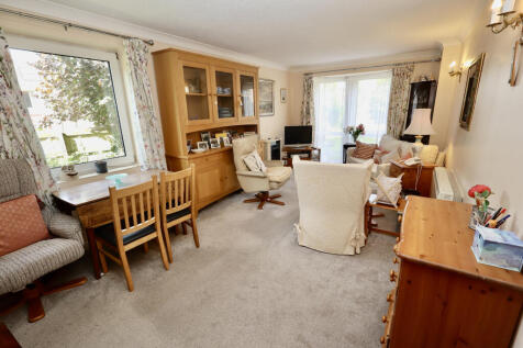 Living room with double aspect