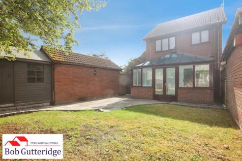 ENCLOSED REAR GARDEN