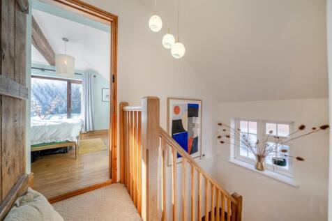 Landing to bedroo...