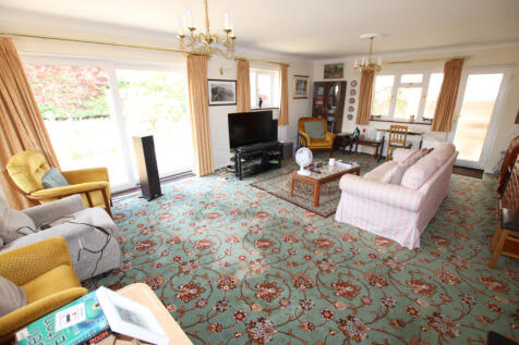 Clare Way 5 - Lounge