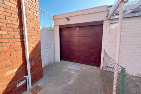Garage and side access to garden.jpg