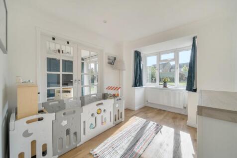 Useful reception area for playroom, gym, second office or for expansion of the kitchen