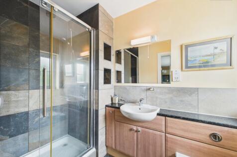 En-Suite To Master Bedroom