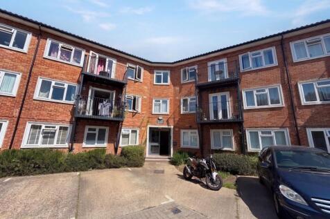 1-bed flat on Bishopric, Horsham, RH12, £1,150/mo