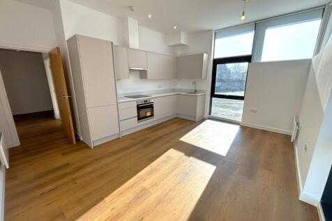 Lakeside Close, Staines-upon-Thames, Surrey, TW18 photo 3