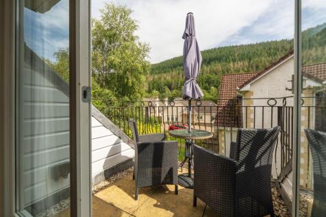 4 bed, 3 bath Detached in Leeds - Photo 3