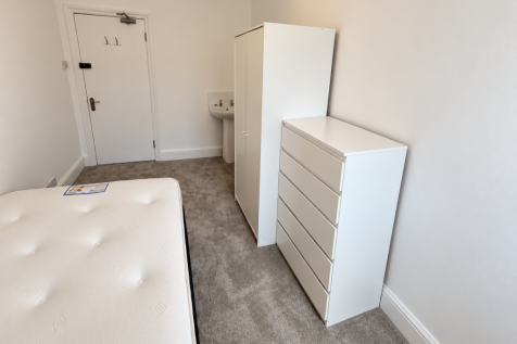Room 5, Poole Road, BH12 photo 3