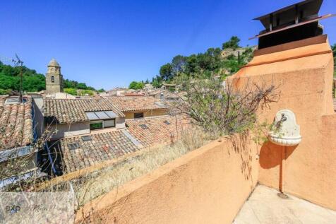 Triplex dans village de Rognes avec deux chambres,