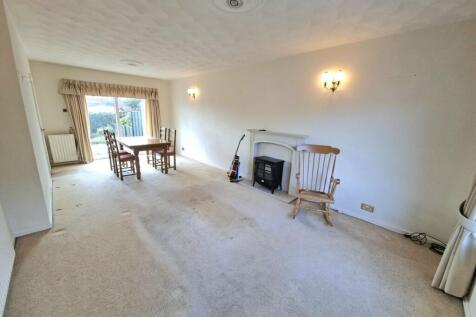 LIVING ROOM/DINING ROOM
