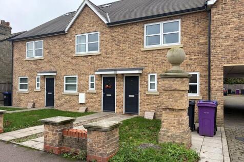 3-bed terraced on Orchard Road, Royston , £1,675/mo