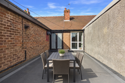 Sunlit Courtyard Dining Set