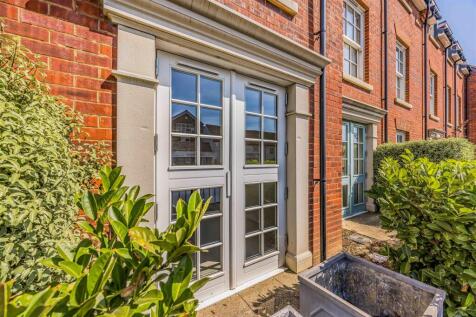 9 Harington Lodge, 117 The Hornet, Chichester-Smal