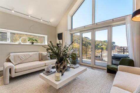 Living room..jpg